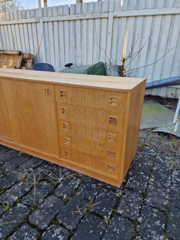 Lang lav skænk i egetræ med skuffer og skydelåger