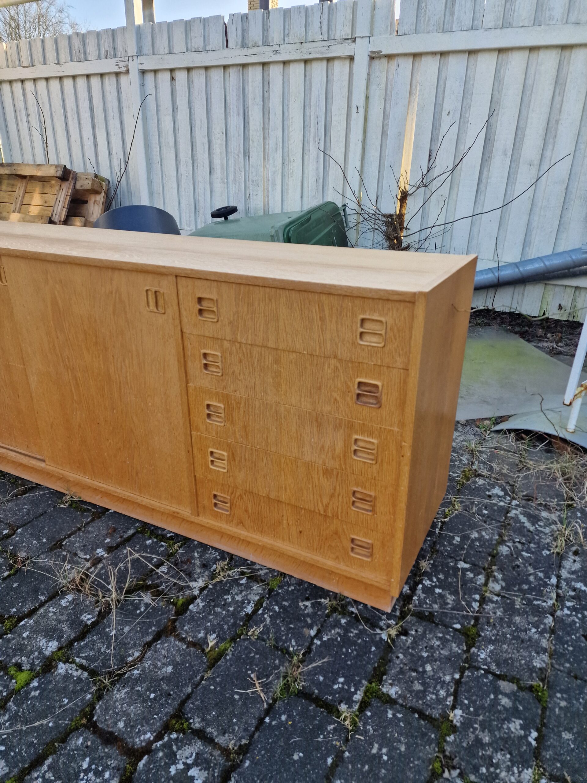 Lang lav skænk i egetræ med skuffer og skydelåger - Image 6