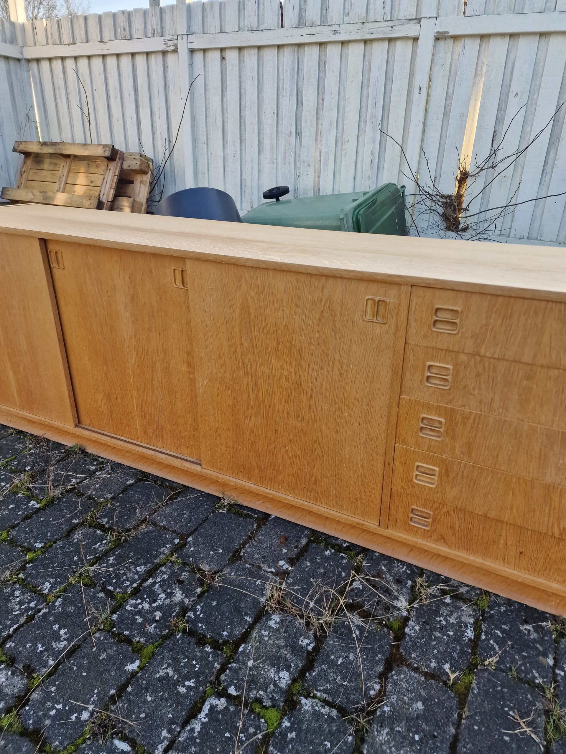 Lang lav skænk i egetræ med skuffer og skydelåger - Image 5