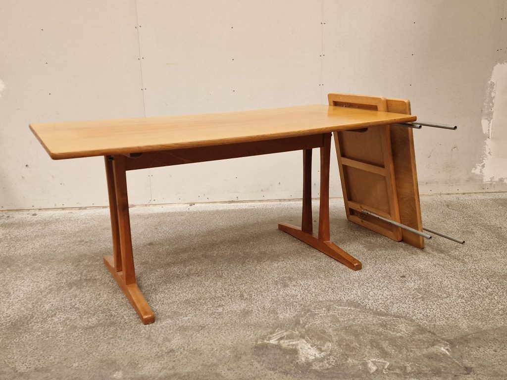 Børge Mogensen, Spisebord med shakerstel og tillægsplader, model C18, egetræ