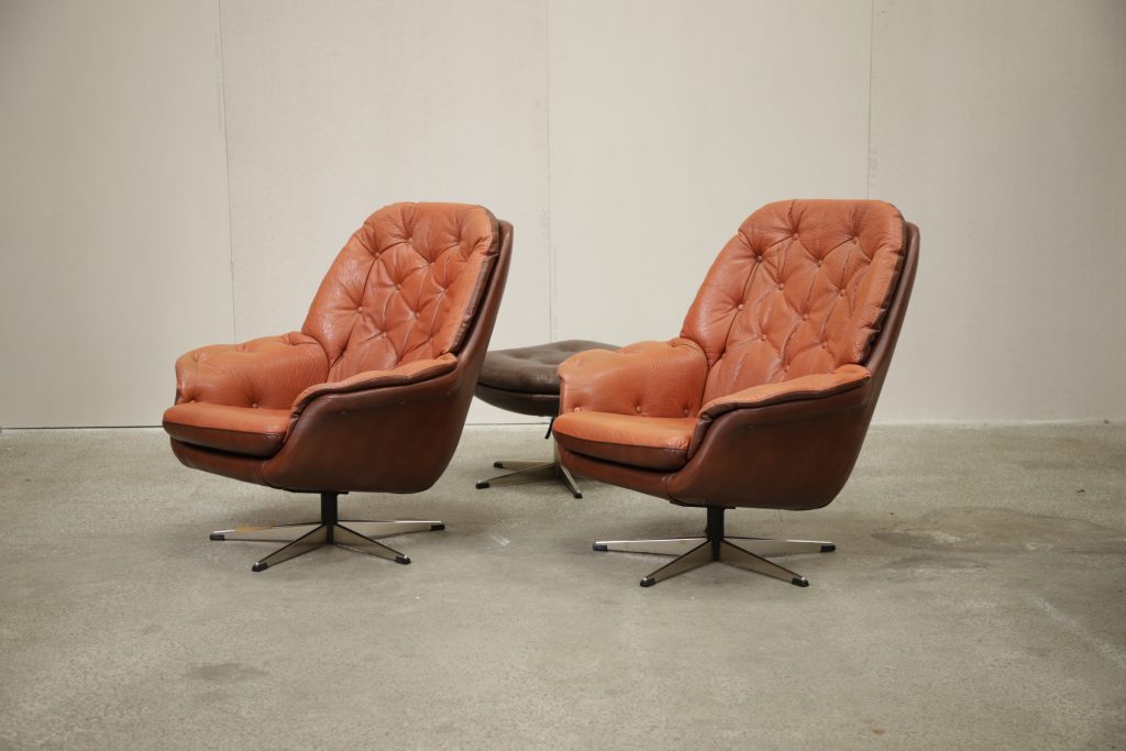 Et sæt lænestole i cognacfarvet læder