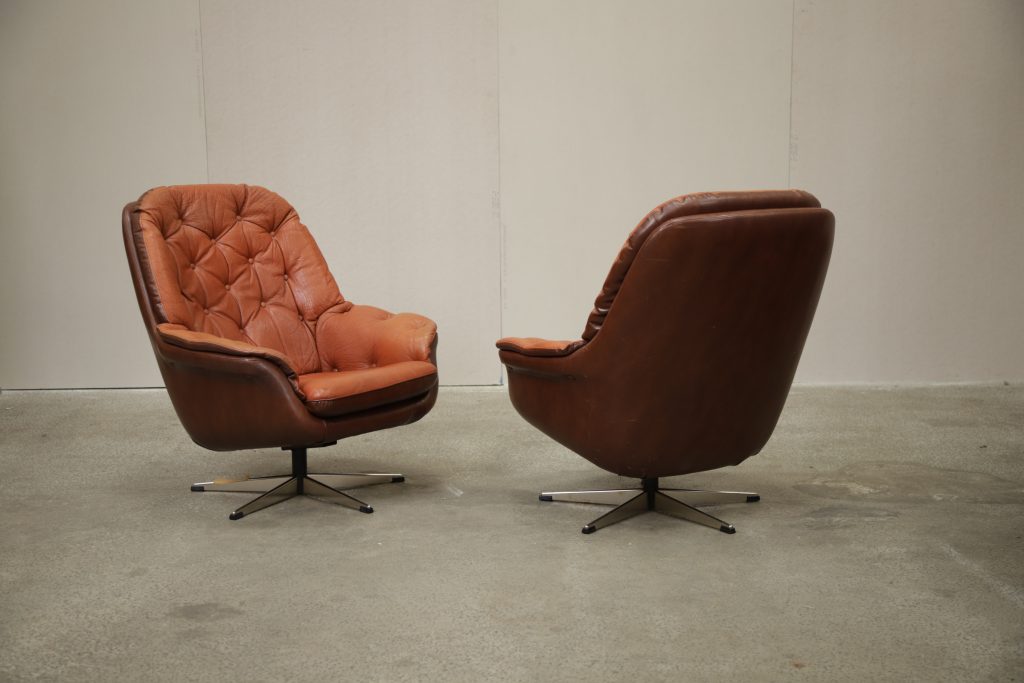 Et sæt lænestole i cognacfarvet læder