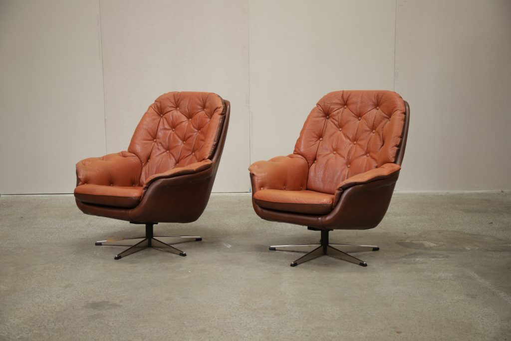 Et sæt lænestole i cognacfarvet læder