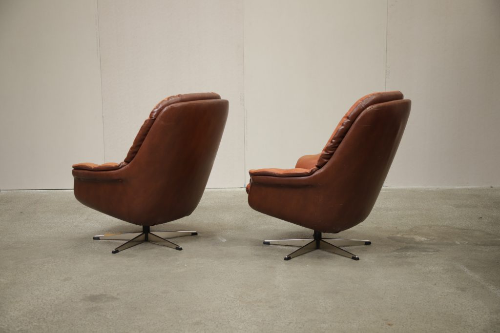 Et sæt lænestole i cognacfarvet læder