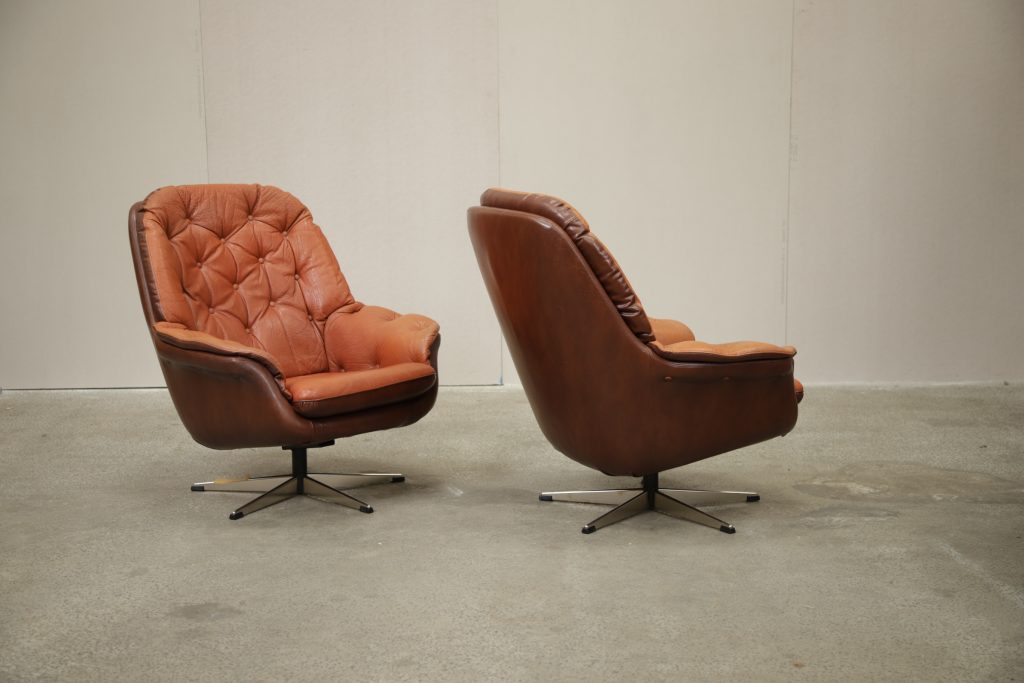 Et sæt lænestole i cognacfarvet læder