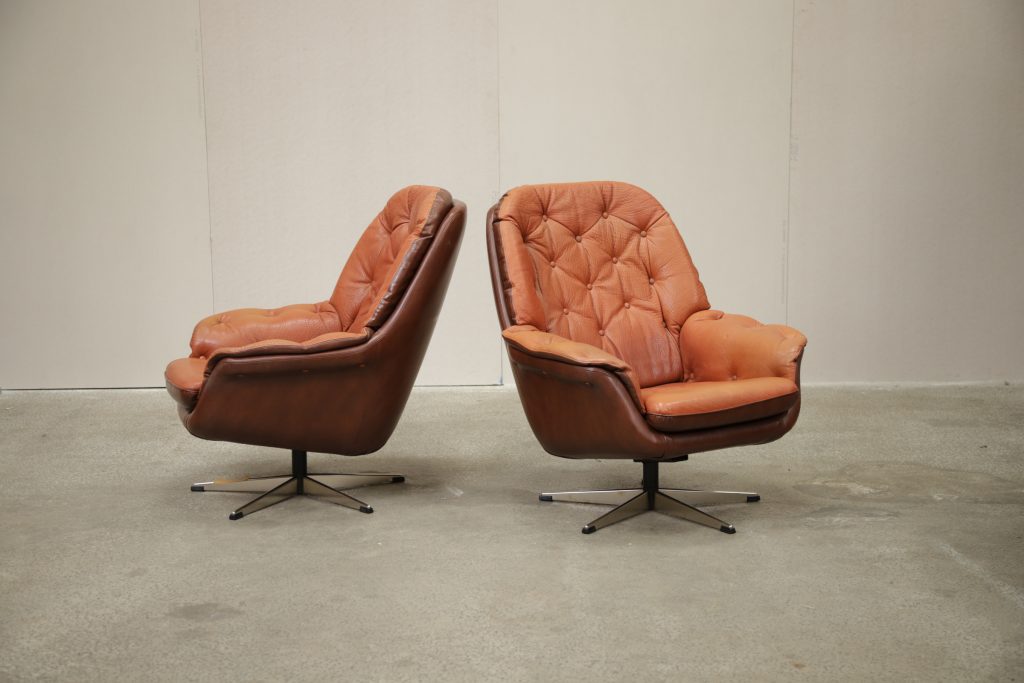 Et sæt lænestole i cognacfarvet læder