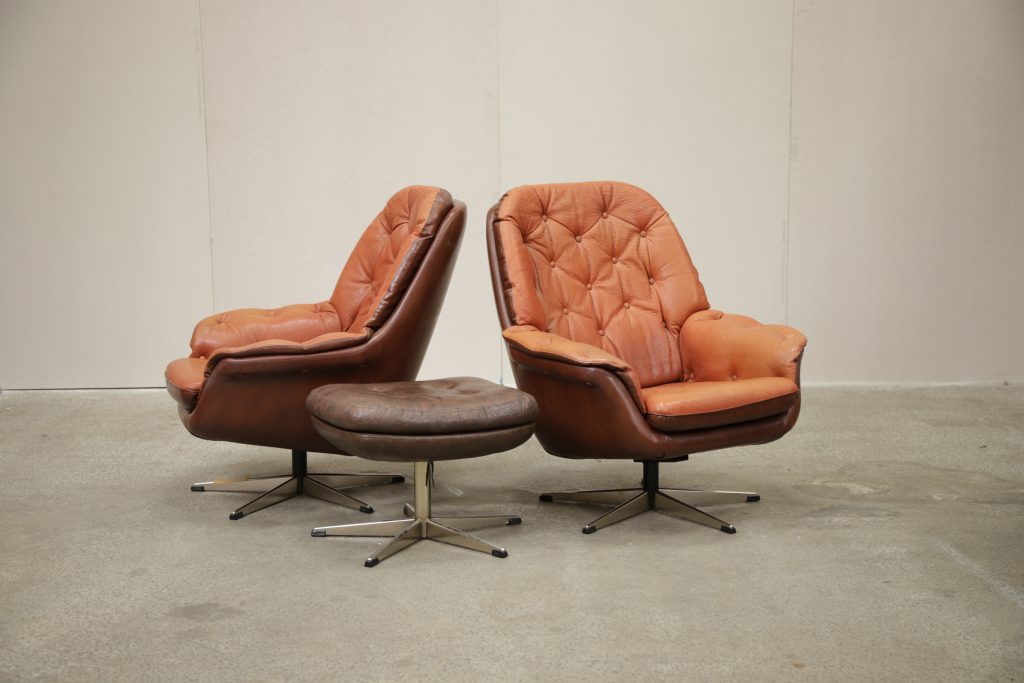 Et sæt lænestole i cognacfarvet læder