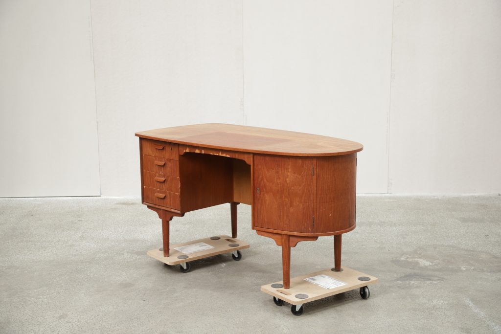 Nyreformet skrivebord, teak