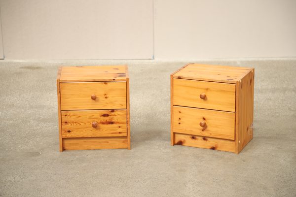 Sæt natborde i fyrretræ