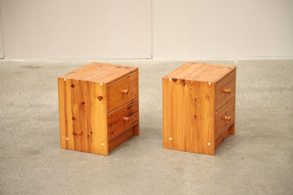 Sæt natborde i fyrretræ