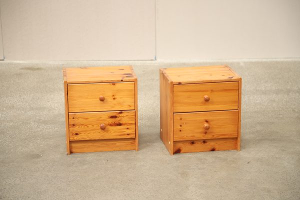 Sæt natborde i fyrretræ