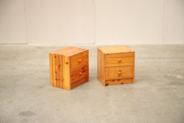 Sæt natborde i fyrretræ