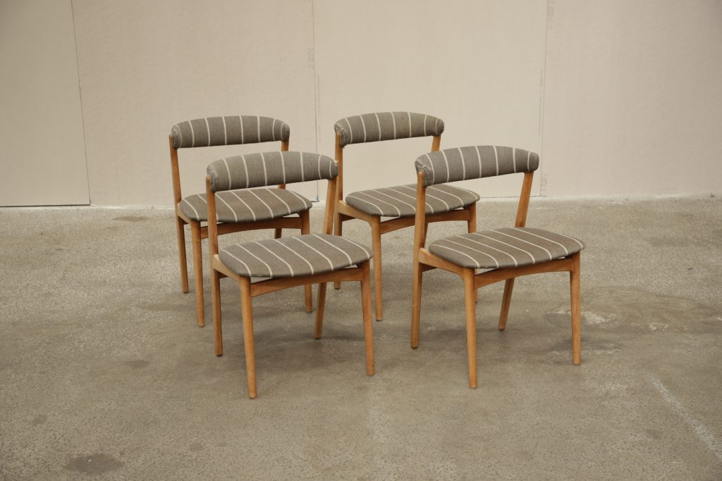 Fire spisestole i lys træ og rund ryg