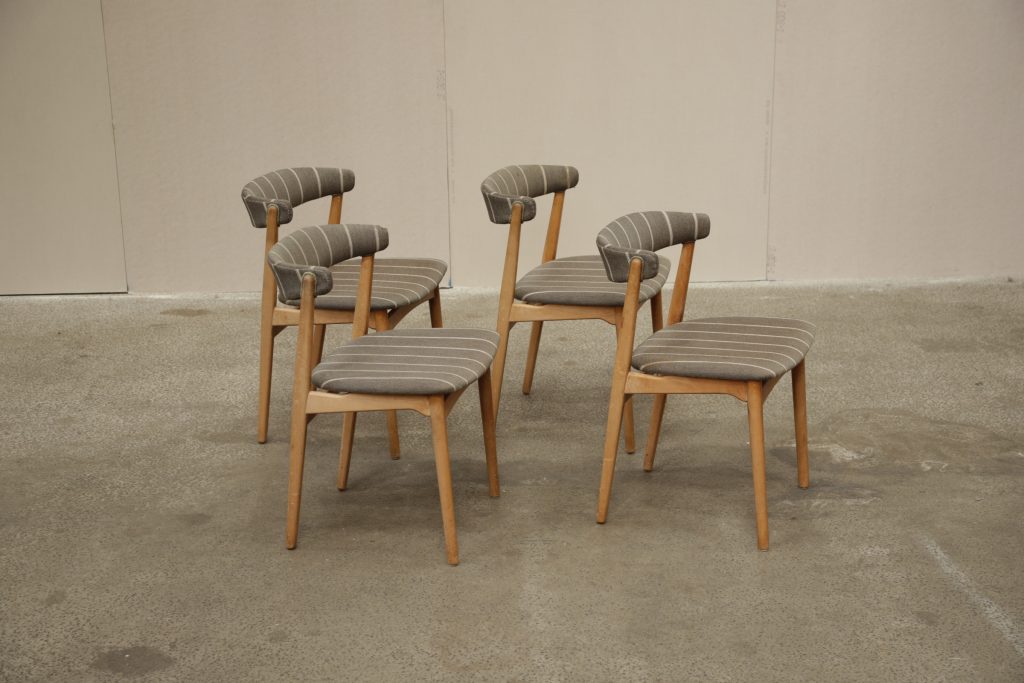 Fire spisestole i lys træ og rund ryg