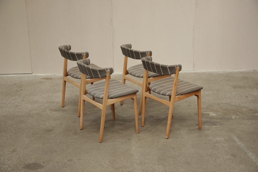 Fire spisestole i lys træ og rund ryg