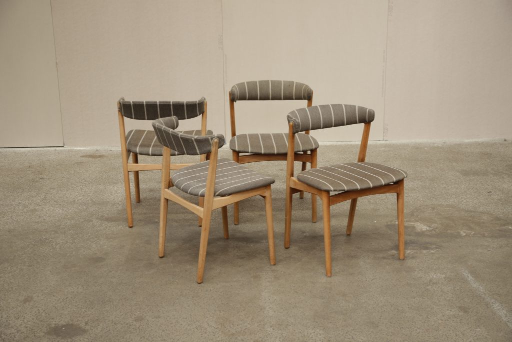 Fire spisestole i lys træ og rund ryg