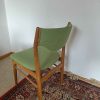 Fire spisestole med grøn polstring, til ombetrækning
