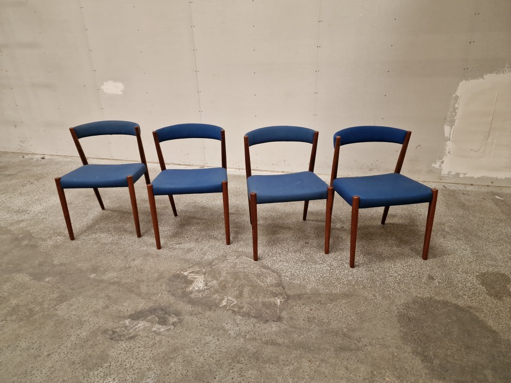 Fire spisestole af massiv palisander med blå polstring