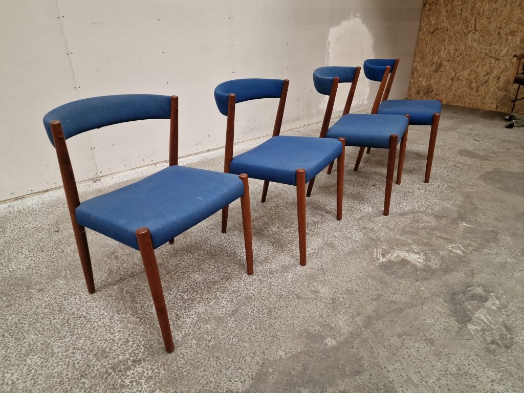 Fire spisestole af massiv palisander med blå polstring