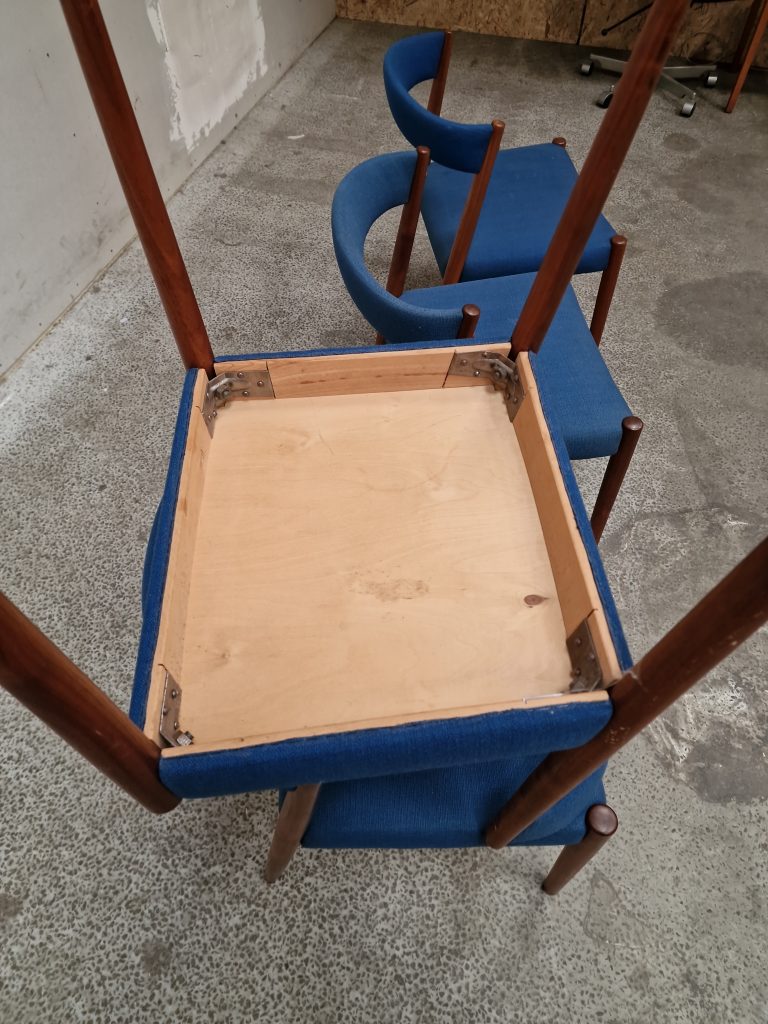 Fire spisestole af massiv palisander med blå polstring