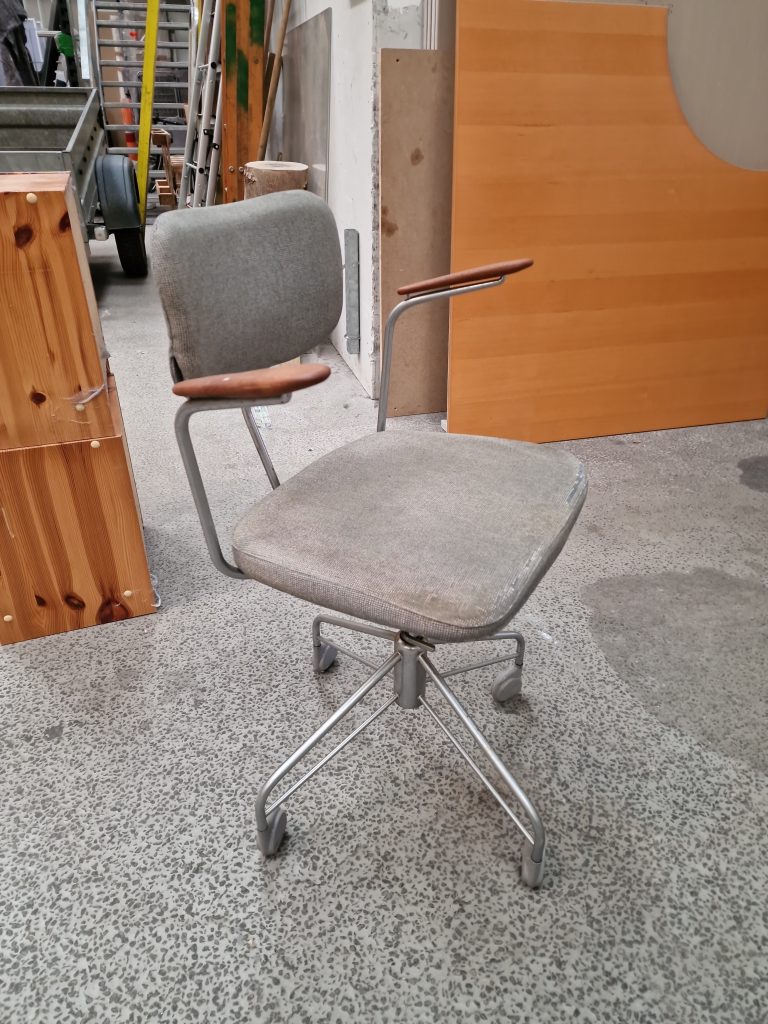 Kontorstol med teak armlæn