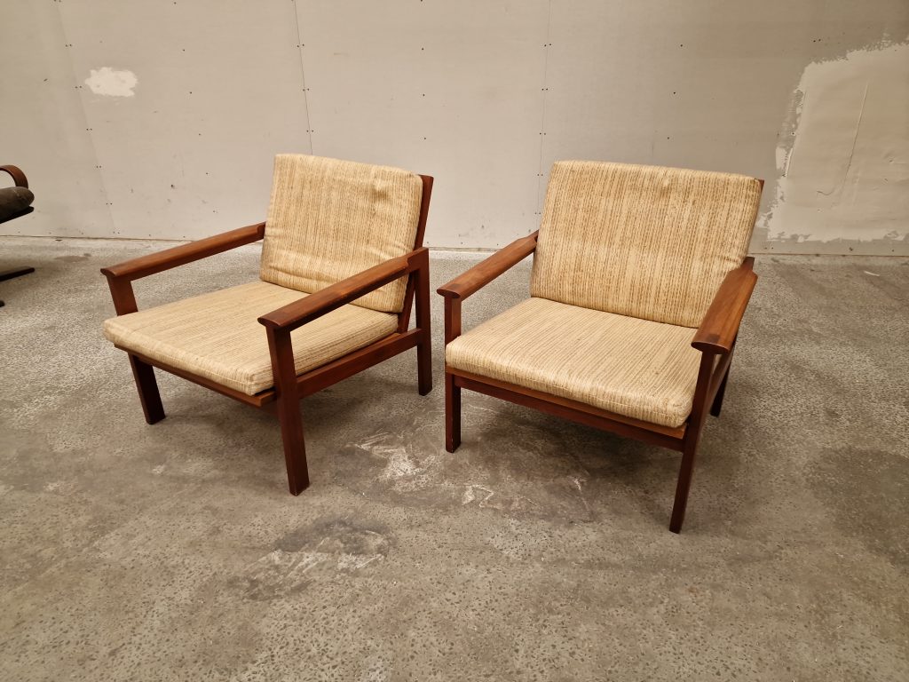 To lænestole, Illum Wikkelsøe model Capella