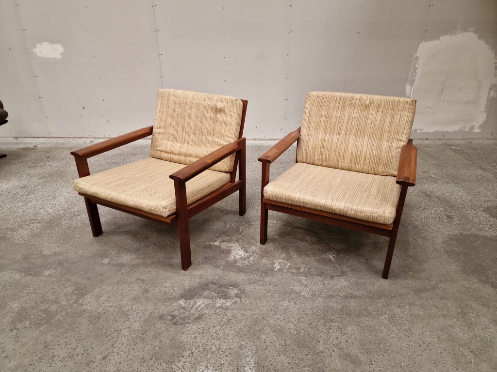 To lænestole, Illum Wikkelsøe model Capella