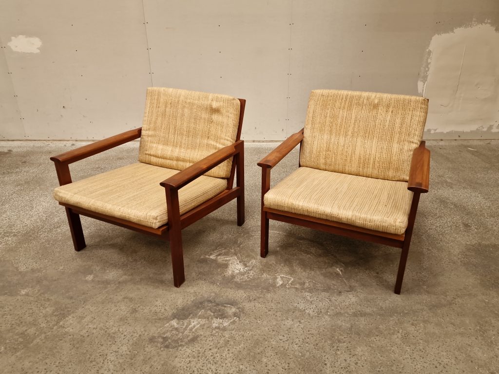 To lænestole, Illum Wikkelsøe model Capella