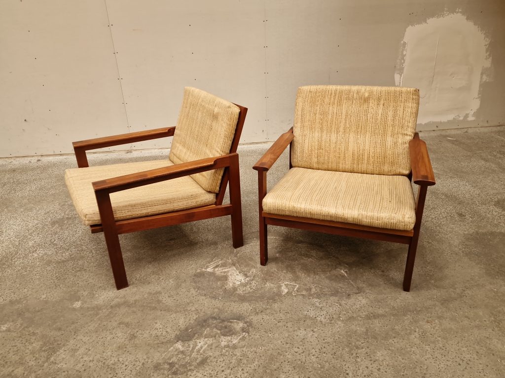 To lænestole, Illum Wikkelsøe model Capella