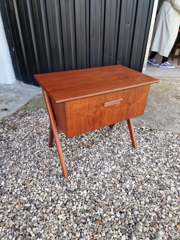 Natbord på skrå ben, teak