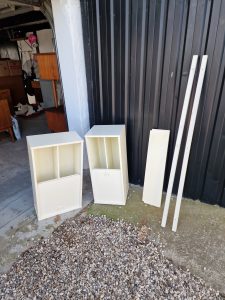 Hvidmalet vangereol med to skabe og én hylde