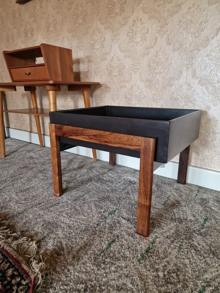 Plantekasse på stel af palisander