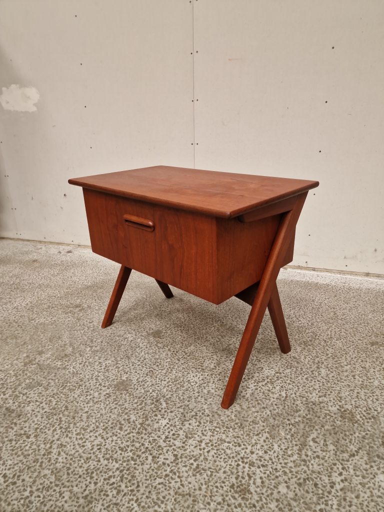 Natbord på skrå ben, teak