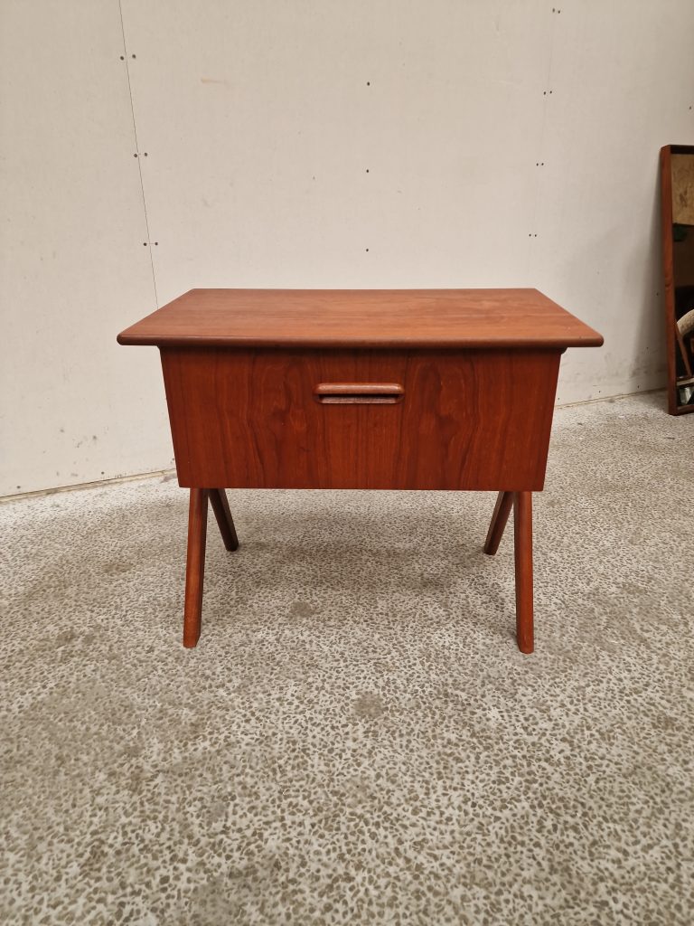 Natbord på skrå ben, teak