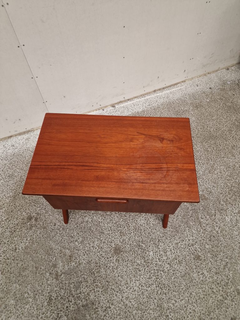 Natbord på skrå ben, teak