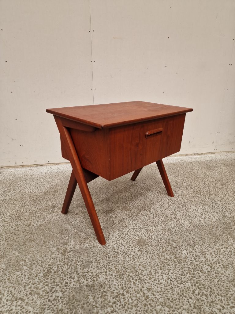 Natbord på skrå ben, teak