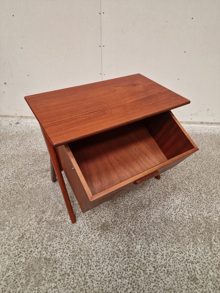 Natbord på skrå ben, teak