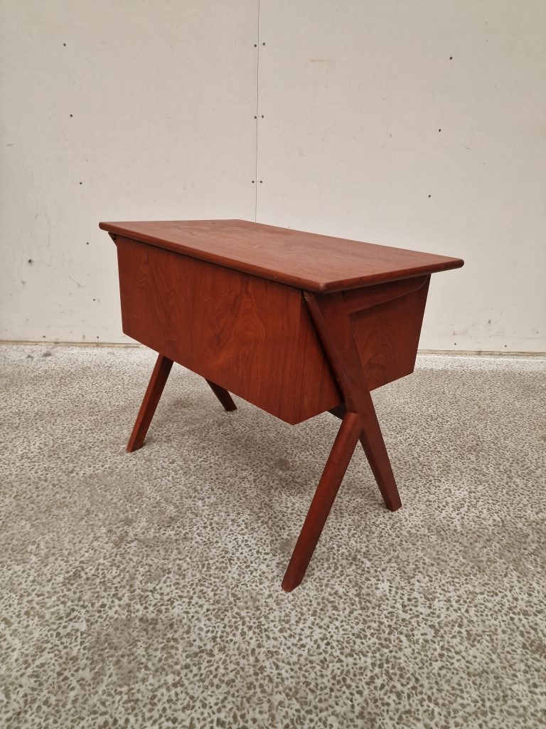 Natbord på skrå ben, teak