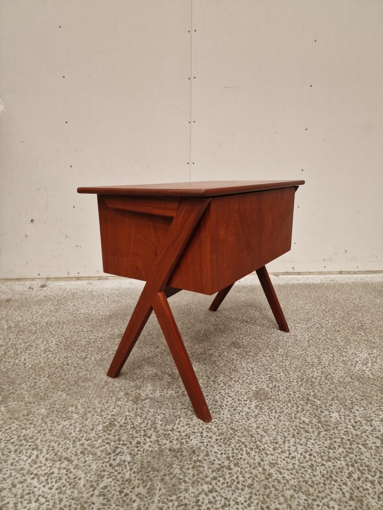 Natbord på skrå ben, teak