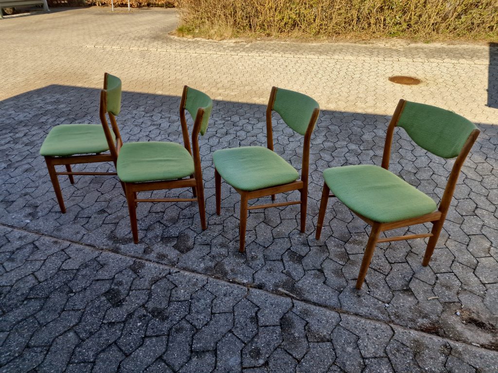 Fire spisestole med grøn polstring, til ombetrækning