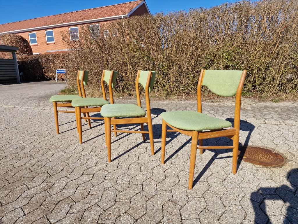 Fire spisestole med grøn polstring, til ombetrækning