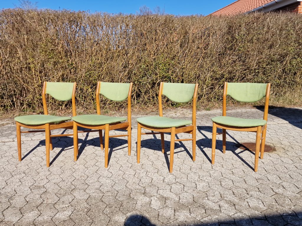 Fire spisestole med grøn polstring, til ombetrækning