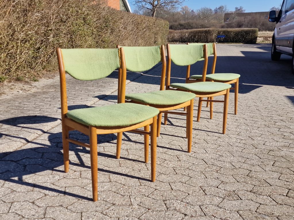 Fire spisestole med grøn polstring, til ombetrækning