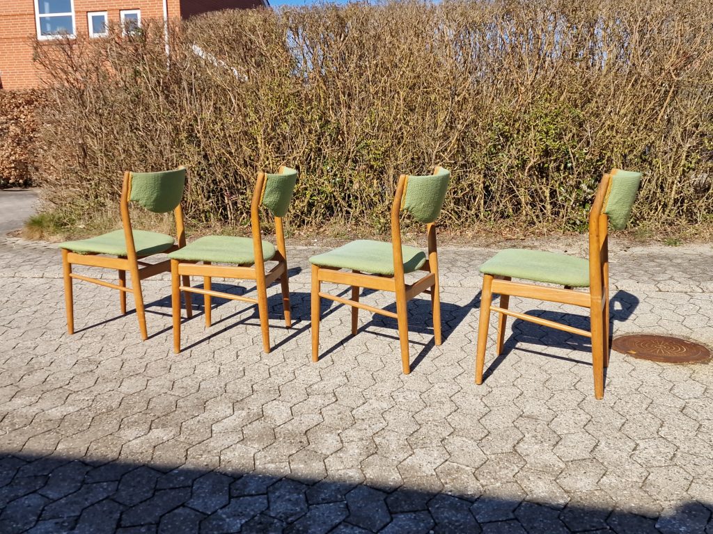 Fire spisestole med grøn polstring, til ombetrækning