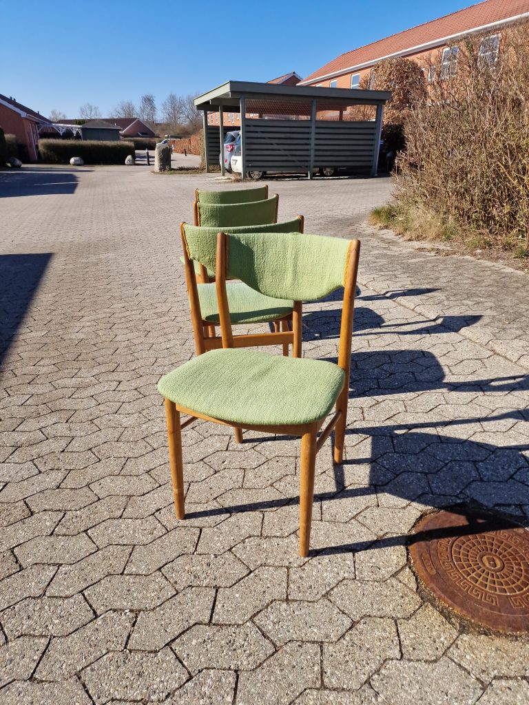 Fire spisestole med grøn polstring, til ombetrækning