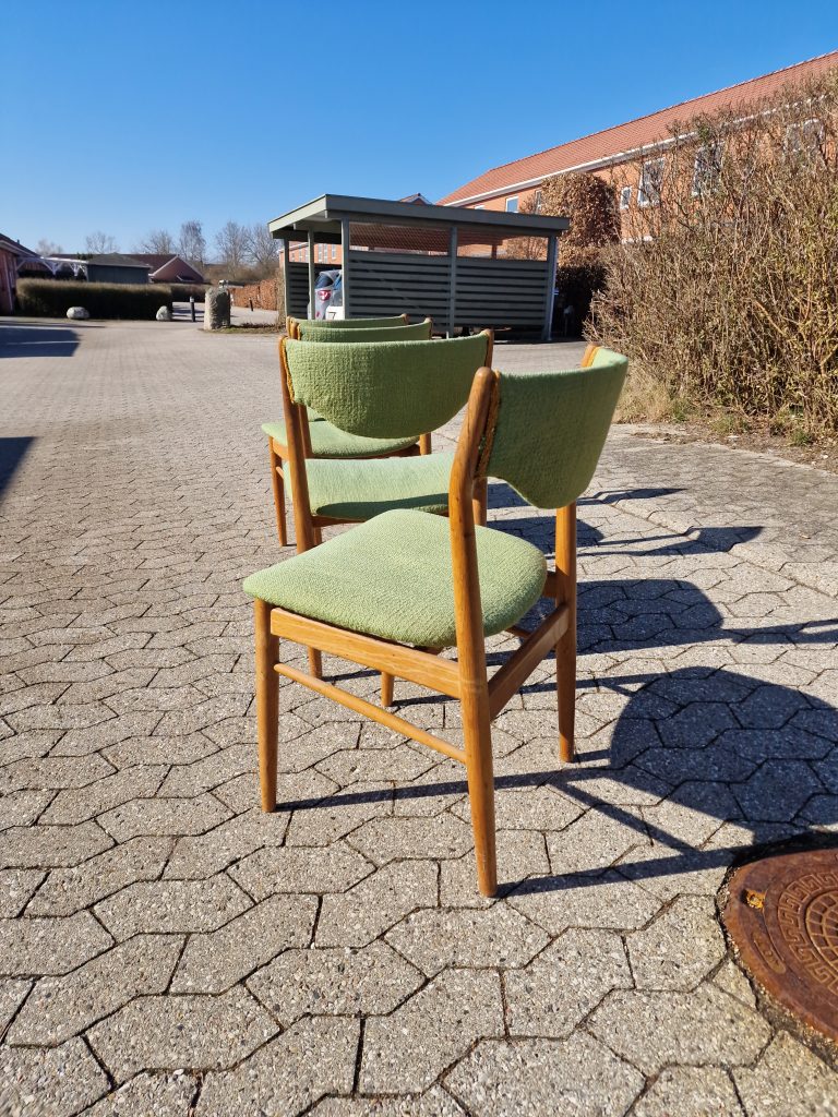 Fire spisestole med grøn polstring, til ombetrækning