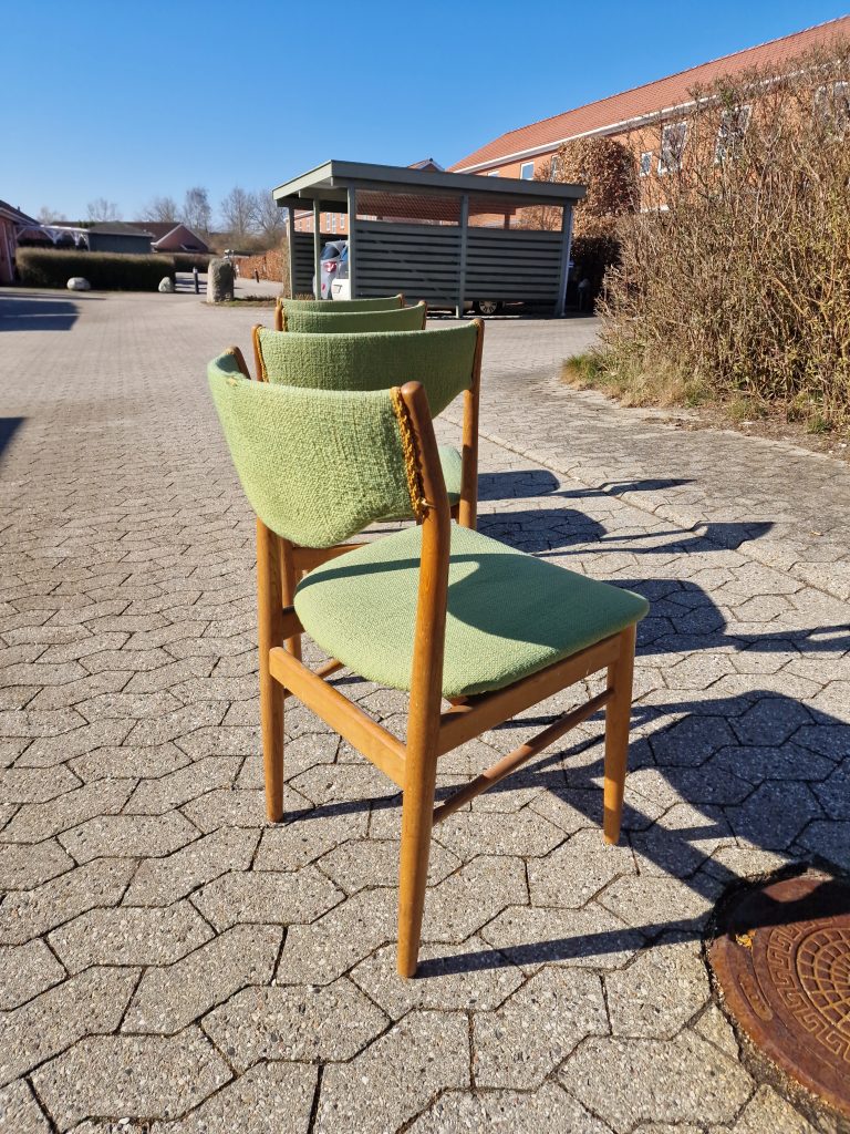 Fire spisestole med grøn polstring, til ombetrækning