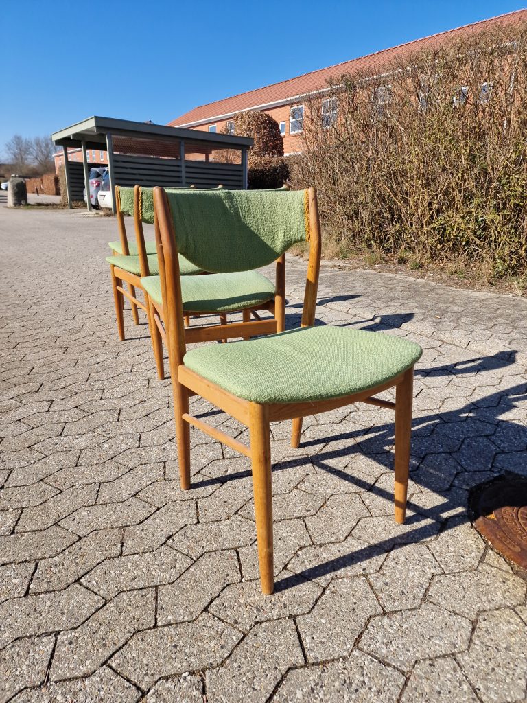 Fire spisestole med grøn polstring, til ombetrækning