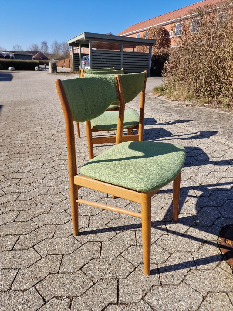 Fire spisestole med grøn polstring, til ombetrækning