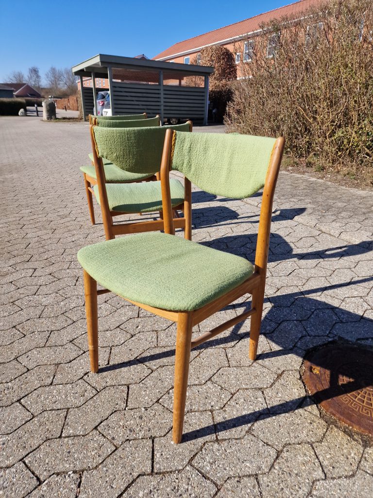 Fire spisestole med grøn polstring, til ombetrækning